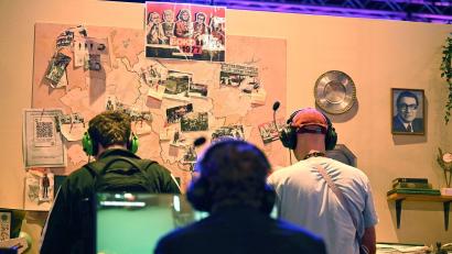 Bild: Wolf von Dewitz/dpa
An einem Gamescom-Stand können Messebesucher noch bis Sonntag „Soko 1977“ zur Probe spielen.