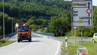 Bild: Josef Piehler
Das erste Umleitungsschild an der B 299 steht in Kastl gleich nach der Lauterachbrücke. Es geht links weg ins beschauliche Lauterachtal mit dem engen- kurvenreichen Lauterachtalsträßchen.
