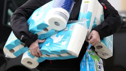 Bild: Rene Traut/dpa
Ein US-Verband warnt Verbraucher vor Hamsterkäufen - trotz drohender Preissteigerungen. (Symbolbild)