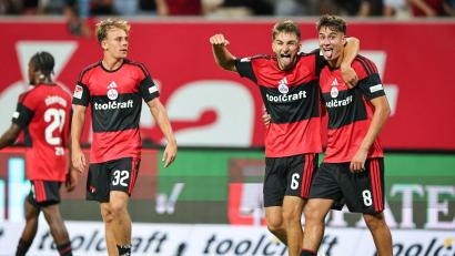 Bild: Daniel Karmann/dpa
Die Nürnberger hatten bei ihrem Flutlichtspiel beste Laune.
