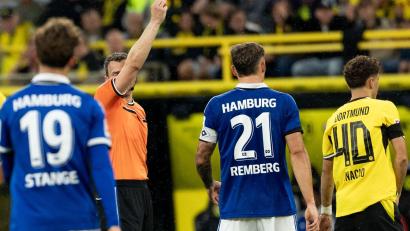 Bild: Fabian Strauch/dpa
Dortmunds Samuele Inácio sieht eine schnelle Rote Karte gegen den HSV.