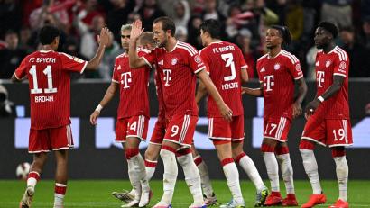 Bild: Sven Hoppe/dpa
Nathaniel Brown (links) feiert mit Harry Kane und Kollegen das 1:0 der Bayern gegen den VfB Stuttgart. Am Ende siegten die Münchener mit 5:1.