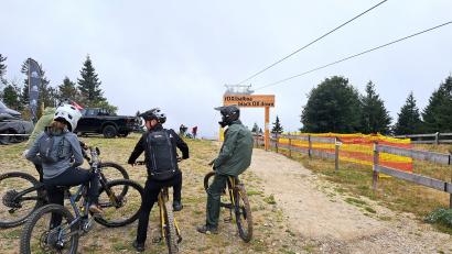 Bild: Lena Buckreus-Gagel
Der „Bikepark 1024“ auf der Südseite des Ochsenkopfs ist eröffnet, neun neue Trails warten darauf erkundet zu werden.