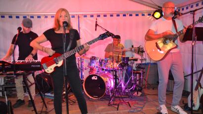Bild: Arnold Koch
Die Band Farmers Five & Friends um Frontfrau Silvia sorgte mit Rock- und Pop-Hit für den passenden Auftakt des 34. Oldtimertreffens.