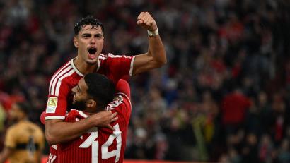Bild: Sven Hoppe/dpa
Gleich wieder obenauf - die Bayern, hier mit 4:1-Schütze Aleksandar Pavlovic und Vorbereiter Ismael Saibari (Nr. 34).