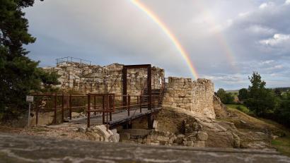Bild: Renate Bauer-Zölch 
Zwei Regenbogen zeigten sich am Freitagabend bei der Burgruine Liebenstein.