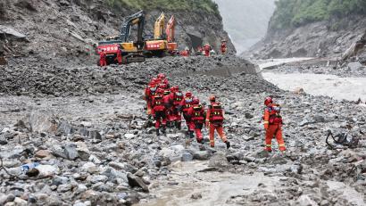 Bild: Jiang Fan/XinHua/dpa
Die Retter arbeiten sich vorsichtig durch Gebiete, in denen Verschüttete vermutet werden.