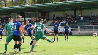 Bild: Gerhard Büttner
Das war das 1:0 für die SpVgg SV Weiden: Friedrich Lieder (Mitte) traf ins linke Eck.