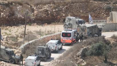 Bild: Majdi Mohammed/AP/dpa
Israelische Soldaten und Krankenwagen am Ort eines neuen Angriffs israelischer Siedler in einem palästinensischen Dorf.