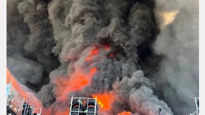 Bild: Ukrainian Emergency Service/via Ap/dpa
Kiew und das Umland kommt wegen ständiger Luftangriffen seit Tagen nicht zur Ruhe.