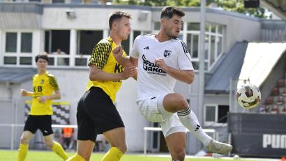 Bild: Hubert Ziegler
Kapitän Mario Schmien (links) vom FC Amberg im Duell mit seinem Gegenspieler vom SV Grainet. Am Ende stand ein leistungsgerechtes 0:0 auf der Anzeigentafel.