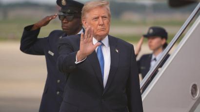 Bild: Mark Schiefelbein/AP/dpa
Anfang des Jahres hatten US-Spezialkräfte den langjährigen Staatschef Venezuelas, Nicolás Maduro, gefangengenommen. Nun gibt Trump einen Öl-Deal mit dem Land bekannt.
