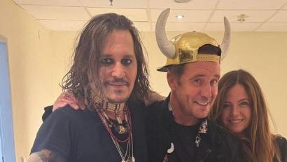 Bild: ---/Lorenz Büffel/dpa
Büffel überreichte seinem großen Idol Johnny Depp in der Künstlergarderobe seine Platin-Schallplatte. (Handoutbild)