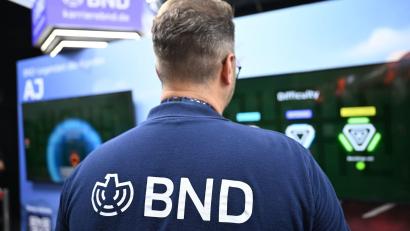 Bild: Wolf von Dewitz/dpa
Wer dachte, Spione arbeiteten nur im Verborgenen, der wird bei der Gamescom eines Besseren belehrt: ein BND-Mitarbeiter am Messestand.