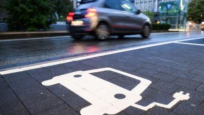 Bild: Julian Stratenschulte/dpa
Nicht nur E-Autos müssen geladen werden - sondern auch Plug-in-Hybride. (Symbolbild)