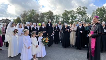 Bild: Heidi Kurz
Bischof Herwig Gössl wurde von den Schulschwestern und den Festtagskindern vor der Kirche feierlich empfangen.