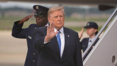 Bild: Mark Schiefelbein/AP/dpa
Anfang des Jahres hatten US-Spezialkräfte den langjährigen Staatschef Venezuelas, Nicolás Maduro, gefangengenommen. Nun gibt Trump einen Öl-Deal mit dem Land bekannt.