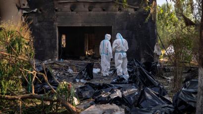 Bild: Dan Bashakov/AP/dpa
Einsatzkräfte suchen auch noch nach Vermissten infolge des russischen Angriffs auf ein Munitionslager.