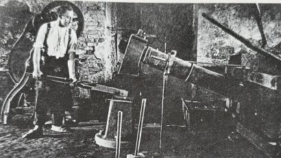 Archivbild: Ludwig Schiessl
Eines der wenigen Bilder eines der letzten Eisenhämmer. Der große Hammer wurde mit Wasserkraft betrieben. Der Arbeiter konnte damit das Eisen formen.