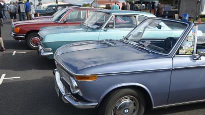 Bild: Arnold Koch
Zahlreiche historische Automobile und Motorräder begeisterten die Besucher beim großen Oldtimertreffen.