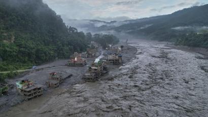 Bild: Rajesh Kumar Singh/AP/dpa
Von dem Ort Trishuli Bazaar, wo ein Schuldirektor rund 900 Schülerinnen und Schüler durch eine rechtzeitige Warnung vor der Flutwelle rettete, sind nur noch Ruinen übrig.