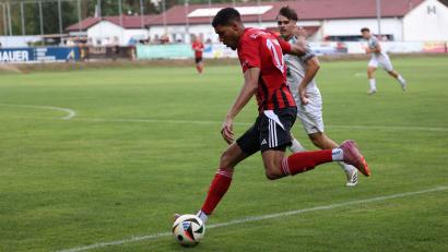 Bild: Dieter Jäschke
Jamal Dubois (vorne) legte das 3:1 für den SC Luhe-Wildenau auf.