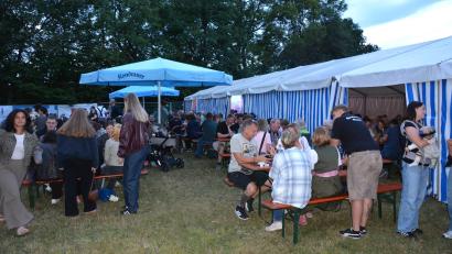 Bild: Josef Rosner
Großen Anklang fand am Samstag das 4. Pleußener Weinfest. Vor allem im Freien waren Plätze begehrt.