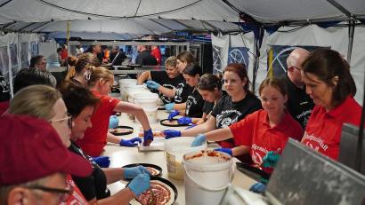 Bild: Jürgen Masching
Ohne die freiwilligen Helferinnen und Helfer würde beim Pizzafest nichts gehen.