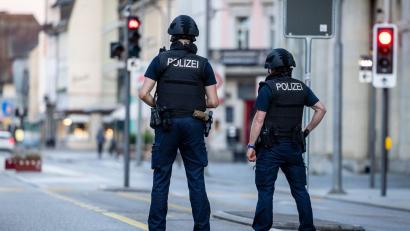 Bild: Michael Buholzer/KEYSTONE/dpa
In der Nacht sind laut Polizei Schüsse gefallen.