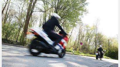 Bild: Roland Weihrauch/dpa
Beide Motorradfahrer kamen mit schwersten Verletzungen ins Krankenhaus. (Symbolbild)