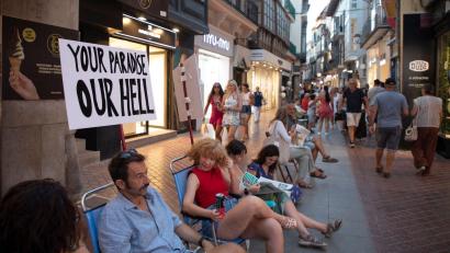 Bild: Clara Margais/dpa
In Palma demonstrierten nach Polizeiangaben rund 1.000 Einheimische gegen die Folgen des Massentourismus.