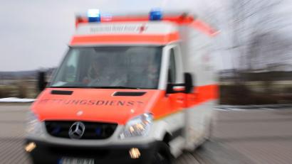 Symbolbild: Stephan Jansen/dpa
Drei Verletzte wurden in ein Krankenhaus gebracht.