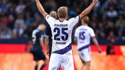 Bild: David Inderlied/dpa
Niklas Wiemann vom VfL Osnabrück jubelt über den 1:0-Sieg beim VfL Bochum. Am Mittwoch geht es im DFB-Pokal gegen Bayern München - in einem Osnabrücker Sondertrikot.