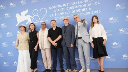 Bild: Alessandra Tarantino/Invision/AP/dpa
Die Jury im vergangenen Jahr, mit Jurypräsident Alexander Payne (2.v.r.). (Archivbild)