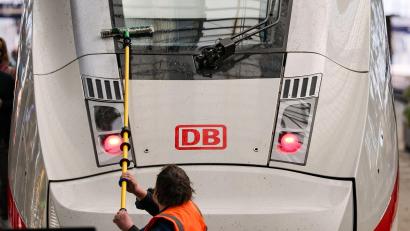 Bild: Jan Woitas/dpa
Die Bahn investiert bis 2030 zusätzliche 210 Millionen Euro in Sauberkeit und Sicherheit. (Archivbild)