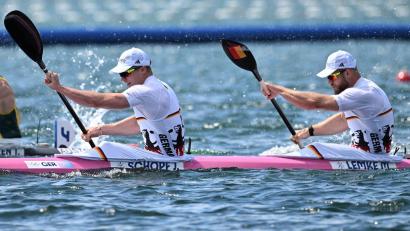 Bild: Sebastian Kahnert/dpa
Jacob Schopf und Max Lemke (r) holen bei der Kanu-WM in Posen WM-Gold. (Archivbild)