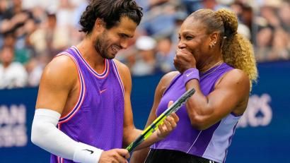 Bild: Yuki Iwamura/AP/dpa
Carlos Alcaraz und Serena Williams hatten beim gemeinsamen Mixed-Auftritt mächtig Spaß. (Archivbild)