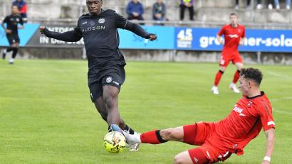 Bild: Hubert Ziegler
Jeanpaul Uzuamaka Ajala-Alexis (links) erzielte zwei Tore beim 3:0 für die DJK Gebenbach.