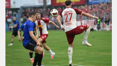 Bild: Gerhard Büttner
Lucas Hermes (rechts/Szene aus dem Pokalspiel gegen die SpVgg SV Weiden) gelang in Hoffenheim nur das Ehrentor für den SSV Jahn.