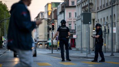 Bild: Michael Buholzer/KEYSTONE/dpa
Die Polizei bittet darum, Video- und Bildmaterial an den Instagram-Kanal der Kantonspolizei Aargau zu senden.