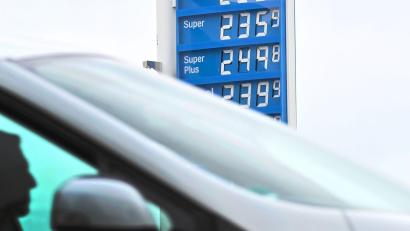 Bild: Bernd Weißbrod/dpa
Der Krieg im Iran hat Öl verteuert, das bekommen Autofahrer hierzulande an der Tankstelle zu spüren.