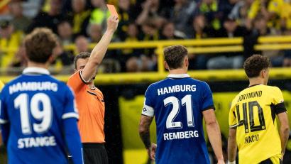 Bild: Fabian Strauch/dpa
BVB-Profi Samuele Inácio musste im Spiel gegen den Hamburger SV nur drei Minuten nach seiner Einwechslung wegen eines groben Foulspiels wieder vom Platz.