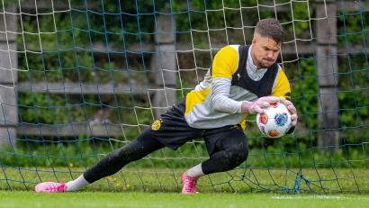 Bild: David Inderlied/dpa
Steht in der ersten Pokalrunde beim BVB im Tor: Alexander Meyer. (Archivbild)