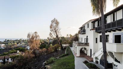 Bild: Mike Kelley/,Courtesy of Villa Aurora/dpa
Das deutsche Kulturhaus Villa Aurora in Los Angeles entkommt im Januar 2025 den Feuern im Stadtteil Pacific Palisades nur knapp. Nach umfangreichen Sanierungsarbeiten öffnet die historische Künstlerresidenz wieder ihre Türen. (Handoutbild)