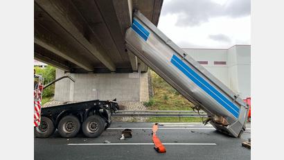 Bild: -/Verkehrspolizeiinspektion Bayreuth/dpa
Vermutlich hatte der Fahrer des Kipplasters nach der Abfahrt von einer Baustelle vergessen, den Anhänger wieder herunterzukippen.