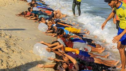 Bild: Abed Rahim Khatib/dpa
Seit dem Sommer findet das Schwimmtraining im Gazastreifen wieder statt, seitdem haben Hunderte Kinder schwimmen gelernt.