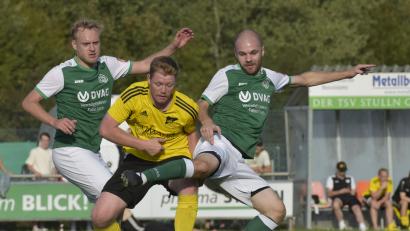 Bild: Hans Mark
Mit vereinten Kräften und neuem Trainer: Der TSV Stulln (grüne Trikots) feierte gegen den SV Trisching den ersten Saisonsieg in der Kreisliga West – und das bei der Premiere von Trainer Christian Zechmann.