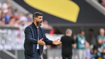 Bild: Harry Langer/dpa
„Wir kennen unsere Rolle als Aufsteiger.“ Schalke-Coach Miron Muslic in Aktion am Spielfeldrand.