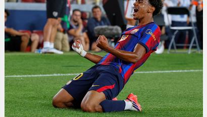 Bild: Joan Monfort/AP/dpa
Grund zum Jubeln auch für den jungen Superstar.