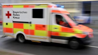 Bild: Peter Kneffel/dpa
Sanitäter bringen alle Verletzten in eine Klinik. (Symbolbild)